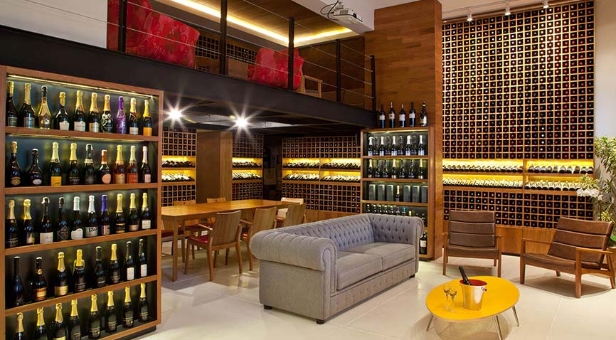 Localizado no Baixo Gávea, o wine bar e loja vinhos Porto di Vino conta com oferta de mais de 7 mil garrafas de 500 rótulos distintos.