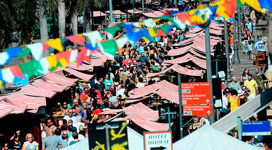 Feira Rio Antigo acontece na rua do Lavradio, na Lapa, no primeiro sábado do mês