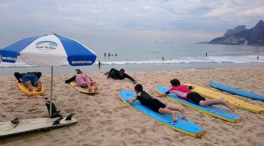 Festa na praia e surfando é uma forma inesquecível de comemorar o aniversário das crianças