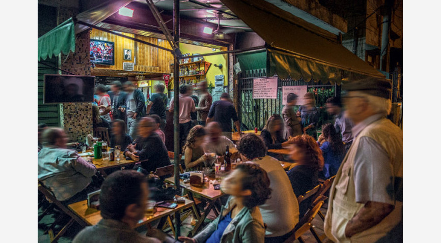 #ParaCegoLer Entrada do Bar Madrid, na Tijuca, com petiscos espanhóis